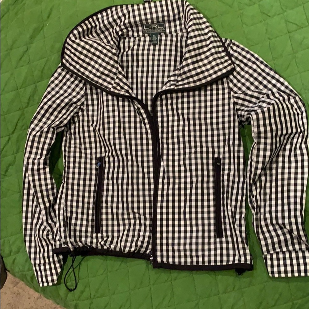 Short windbreaker jacket
